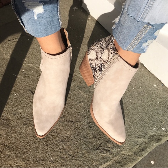 🆕BEIGE POINTED TOE CHUNKY HEEL SNEAK SKIN BOOTIES - Picture 2 of 7